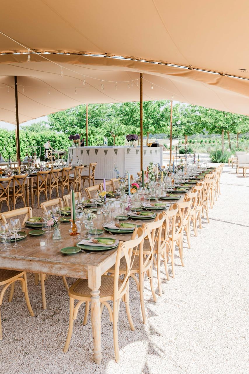 Tische für ein Hochzeitsessen unter einem Stretchzelt in Giardini Pistola